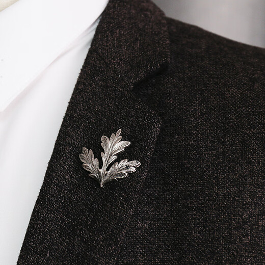 This gentleman's suit brooch men's retro old moxa leaf suit brooch men's light luxury high-end corsage accessory as a gift to a friend Retro moxa leaf brooch old silver