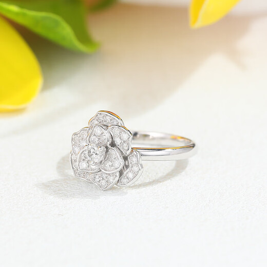 Nine-petal Pt900 luxury platinum diamond ring