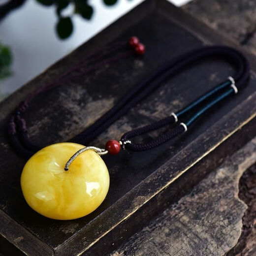 Mouth ten leaves natural beeswax peace buckle pure yellow diy pendant men and women necklace fashion simple and versatile accessories beeswax peace 35mm