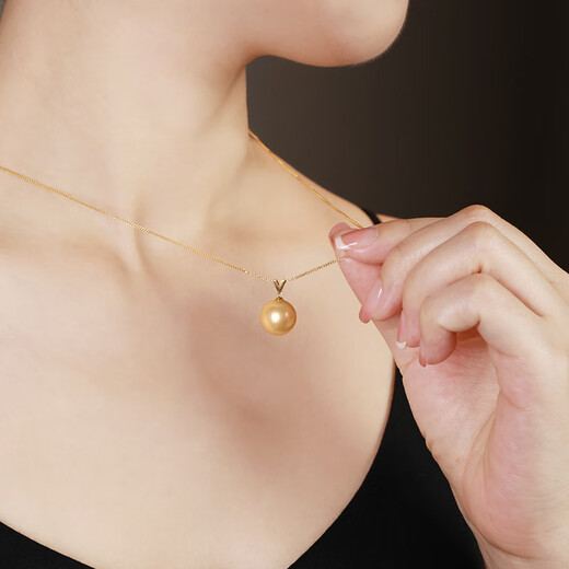Overland South Sea Saltwater Gold Pearl Pendant 18K gold material V-shaped design is a holiday gift for your girlfriend and wife, gold 13~14mm