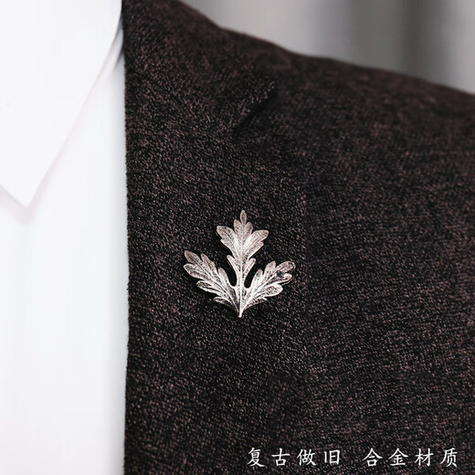This gentleman's suit brooch men's retro old moxa leaf suit brooch men's light luxury high-end corsage accessory as a gift to a friend Retro moxa leaf brooch old silver