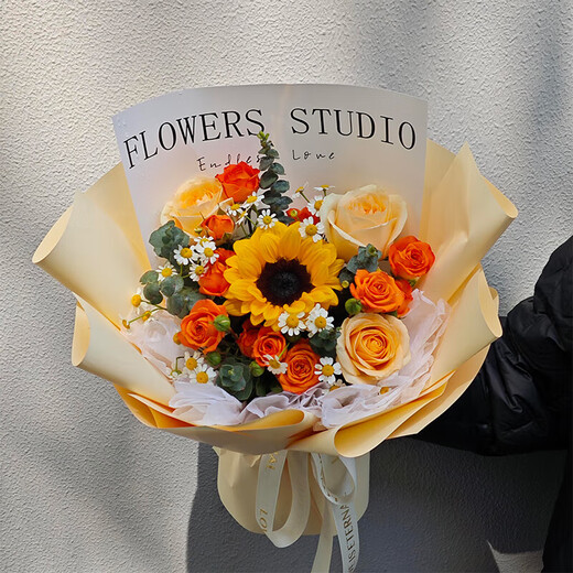 Flowers from the same city, sunflowers and roses mix and match bouquets for birthday gifts for girlfriends, best friends, and elders. Flowers from the flower shop. Sunshine all the way | Single sunflower with champagne orange Barbie mix and match bouquet