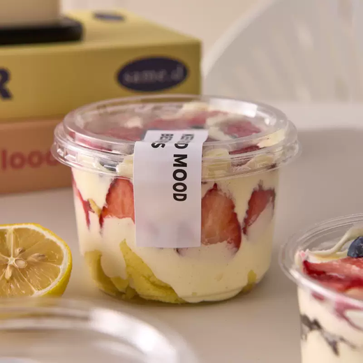 Yusenyi Strawberry Thousand Layer Bowl Strawberry Hug 4-inch Basque Cake Packing Box Baking Pastry Transparent Plastic Cake Box 500 Pieces 500ML Round Bowl-Black and Yellow Stickers 50 Sets