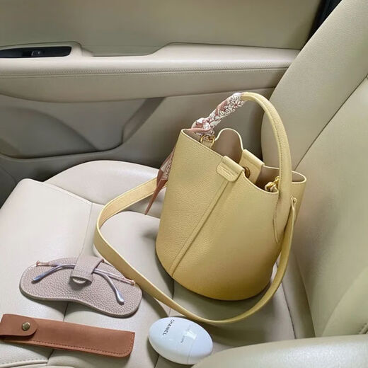 Genuine leather bucket bag women's bag 2025 new niche sense commuter shoulder crossbody bag portable vegetable basket bag yellow