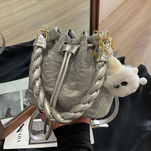 This year's popular small bags for women 2025 new spring and summer versatile fashionable shoulder crossbody bag hand-held pleated bucket bag off-white without pendants