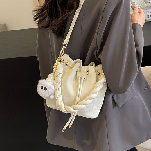 This year's popular small bags for women 2025 new spring and summer versatile fashionable shoulder crossbody bag hand-held pleated bucket bag off-white without pendants