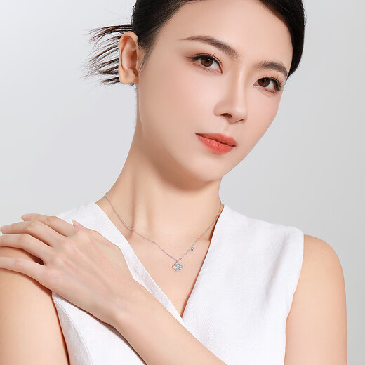 Mengjinyuan platinum necklace with diamond patterns and sparkling PT950 platinum chain set as a birthday gift for my girlfriend. It weighs about 4.25g and has a chain length of 45cm.