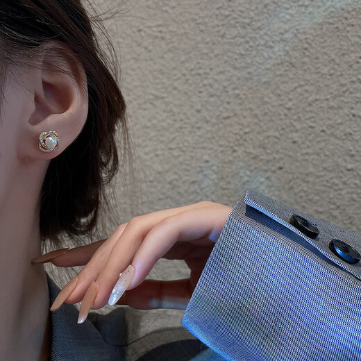 Exquisite and compact four-leaf clover imitation pearl earrings, feminine, high-end, luxury, niche earrings for birthday gifts, gold, one pair