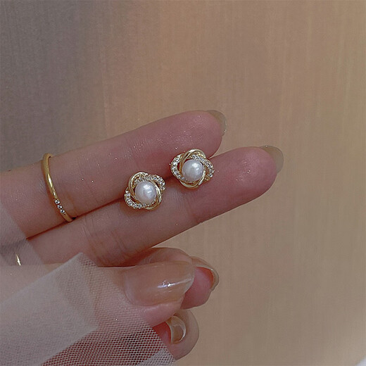 Exquisite and compact four-leaf clover imitation pearl earrings, feminine, high-end, luxury, niche earrings for birthday gifts, gold, one pair