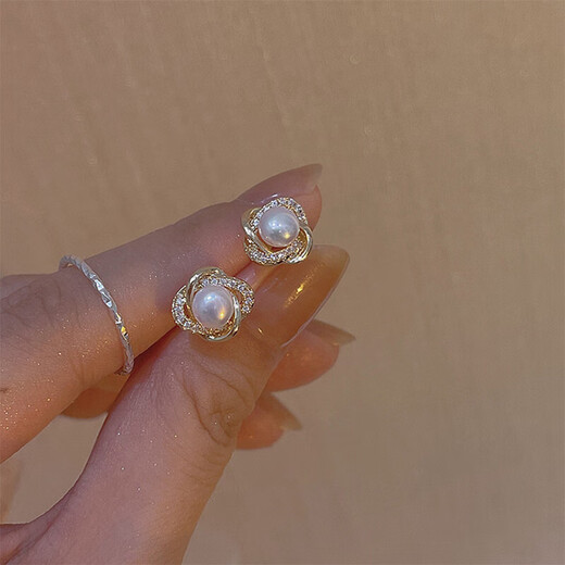 Exquisite and compact four-leaf clover imitation pearl earrings, feminine, high-end, luxury, niche earrings for birthday gifts, gold, one pair