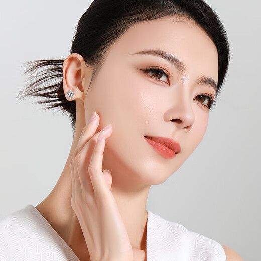 Mengjinyuan platinum PT950 crushed ice four-leaf clover earrings as a birthday gift for girlfriend