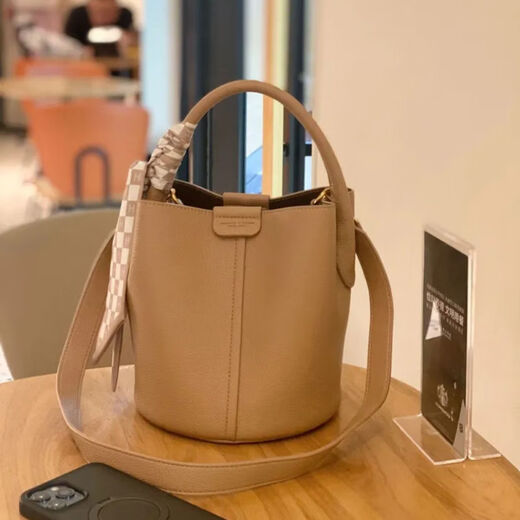 Genuine leather bucket bag women's bag 2025 new niche sense commuter shoulder crossbody bag portable vegetable basket bag yellow