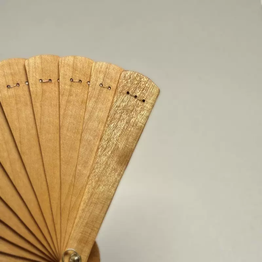 Yusenyi golden nanmu fan gloomy wood fan full of water waves ancient style summer fragrant wood fan Chinese style mini folding fan portable 16cm red oil cloud pattern 882 one thing one shot daily use fan