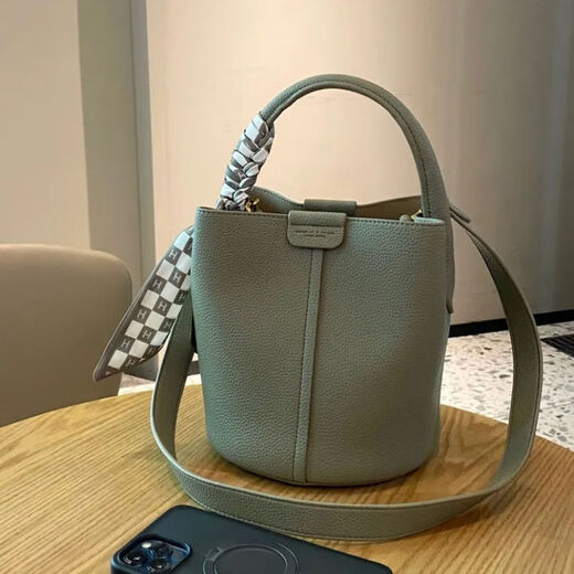 Genuine leather bucket bag women's bag 2025 new niche sense commuter shoulder crossbody bag portable vegetable basket bag yellow