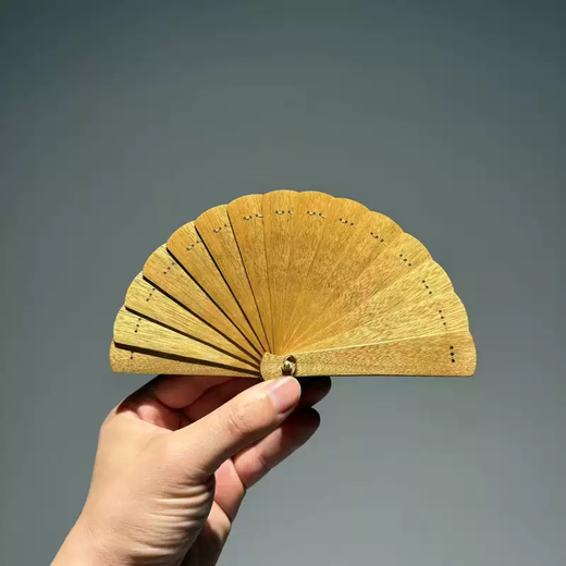 Yusenyi golden nanmu fan gloomy wood fan full of water waves ancient style summer fragrant wood fan Chinese style mini folding fan portable 16cm red oil cloud pattern 882 one thing one shot daily use fan