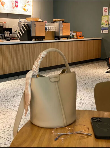 Genuine leather bucket bag women's bag 2025 new niche sense commuter shoulder crossbody bag portable vegetable basket bag yellow