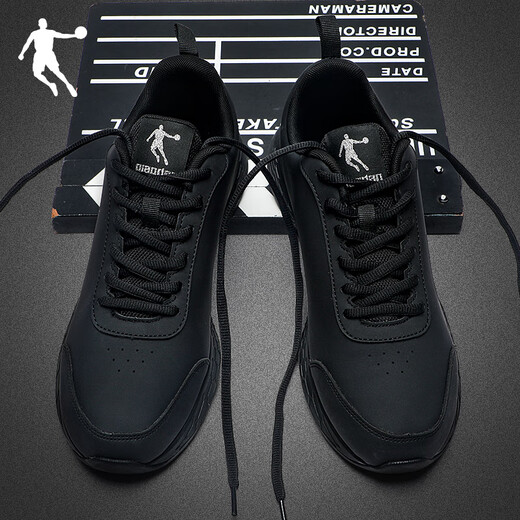 乔丹男鞋运动鞋男冬季新款皮面防水减震跑步鞋轻便防滑软底休闲鞋子男 黑色【皮面】-推荐  42