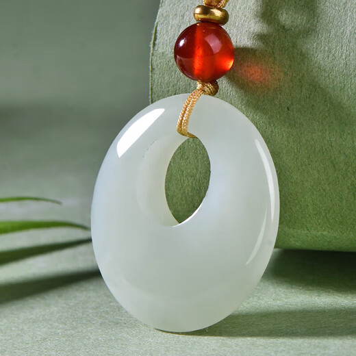 What kind of jade can you ask for as a Christmas gift? Y Hetian Jade Peace Buckle Pendant, which means peace, complete happiness, and a gift for relatives and friends. Approximately 25 mm for women/children H1057