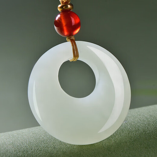 What kind of jade can you ask for as a Christmas gift? Y Hetian Jade Peace Buckle Pendant, which means peace, complete happiness, and a gift for relatives and friends. Approximately 25 mm for women/children H1057