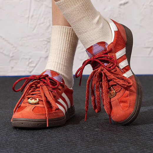 Adidas (adidas) clover zapatos para hombre y mujer 2026 primavera nuevos HANDBALL SPEZIAL zapatos de entrenamiento moral calzado deportivo casual IE9277 blanco negro rojo 40.5