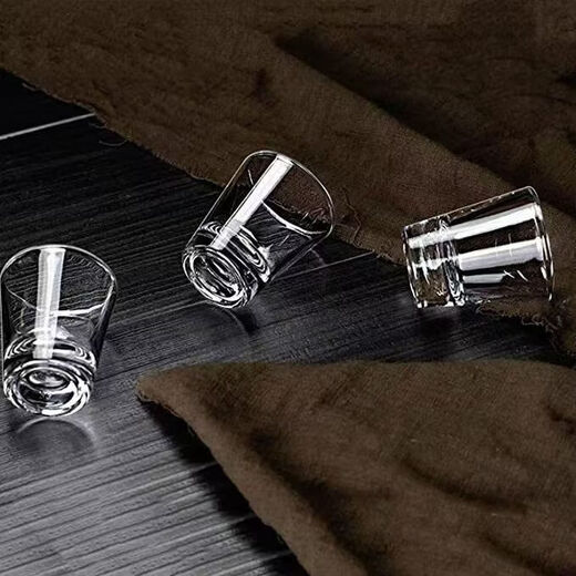 One or two shot glasses, small glass wine glasses, household overlapping white wine glasses, mini slanted shot glass set, four pack