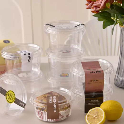 Yusenyi Strawberry Thousand Layer Bowl Strawberry Hug 4-inch Basque Cake Packing Box Baking Pastry Transparent Plastic Cake Box 500 Pieces 500ML Round Bowl-Black and Yellow Stickers 50 Sets