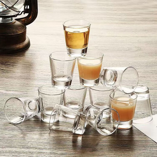 One or two shot glasses, small glass wine glasses, household overlapping white wine glasses, mini slanted shot glass set, four pack