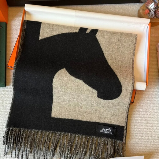 Hermes (HERMES) same style two-color warm woven cashmere tassels for men and women 26 years new horse head scarf couple model New Year gift H254043S-01 black 30*140cm