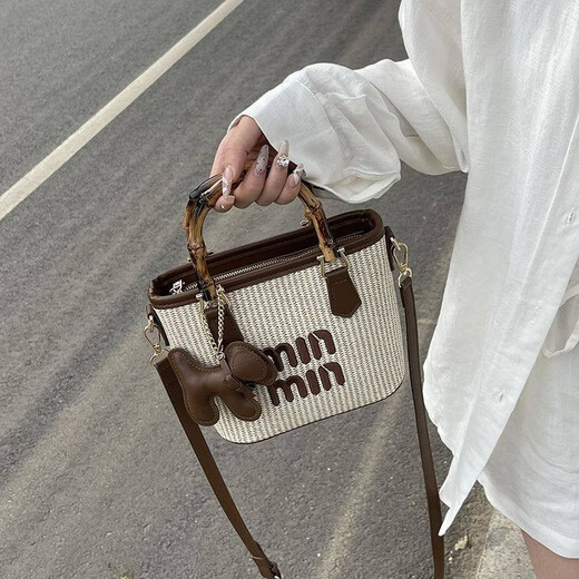Woodpecker (TUCANO) niche versatile crossbody bag new fashion woven high-value shoulder bag commuting out portable bucket bag white with brown belt leather puppy pendant