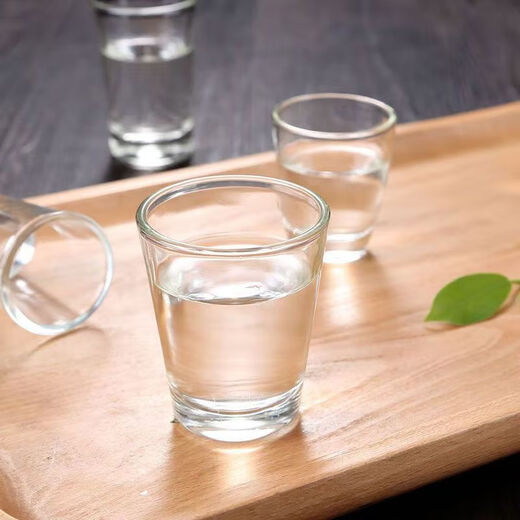 One or two shot glasses, small glass wine glasses, household overlapping white wine glasses, mini slanted shot glass set, four pack