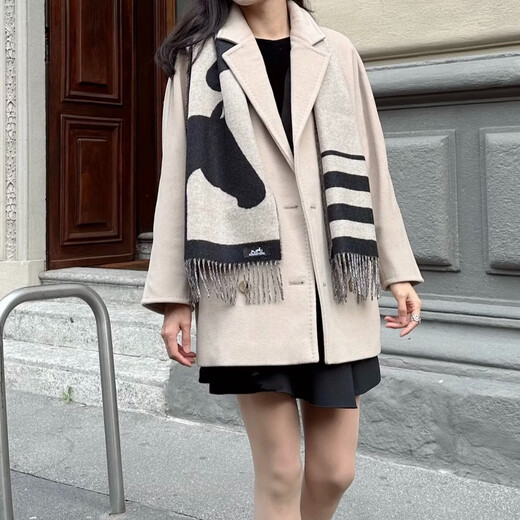 Hermes (HERMES) same style two-color warm woven cashmere tassels for men and women 26 years new horse head scarf couple model New Year gift H254043S-01 black 30*140cm