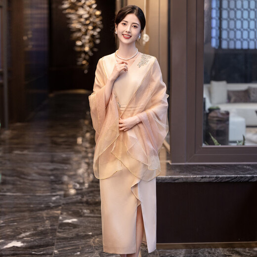 Champagne color grandma's wedding banquet outfit 2025 new mother's dress high-end noble young two-piece set with shawl V-neck haute couture mother's outfit elegant + dark glitter pink gauze scarf M 80-90Jin Jin is equal to 0.5 kg