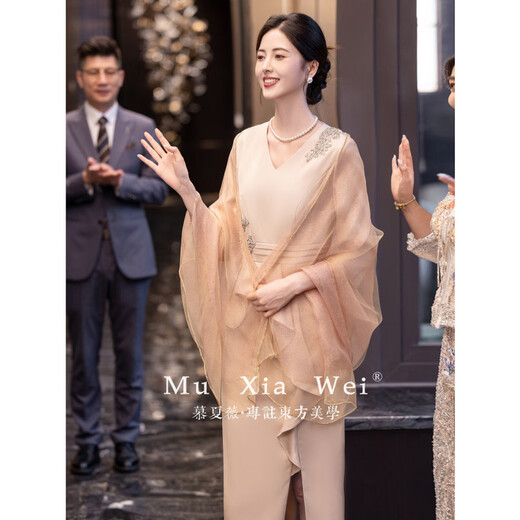 Champagne color grandma's wedding banquet outfit 2025 new mother's dress high-end noble young two-piece set with shawl V-neck haute couture mother's outfit elegant + dark glitter pink gauze scarf M 80-90Jin Jin is equal to 0.5 kg