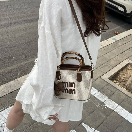 Woodpecker (TUCANO) niche versatile crossbody bag new fashion woven high-value shoulder bag commuting out portable bucket bag white with brown belt leather puppy pendant