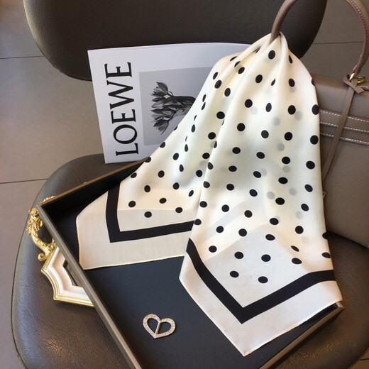 GIAVENTOLA Bufanda de Seda para Mujer 100% Seda Morera Bufanda Cuadrada Lujo Ligero Regalo de cumpleaños para el día de la Madre para niñas, mamás y líderes Mayores Lunares Blanco Roto Gama Alta Práctico y Versátil Caja de Regalo