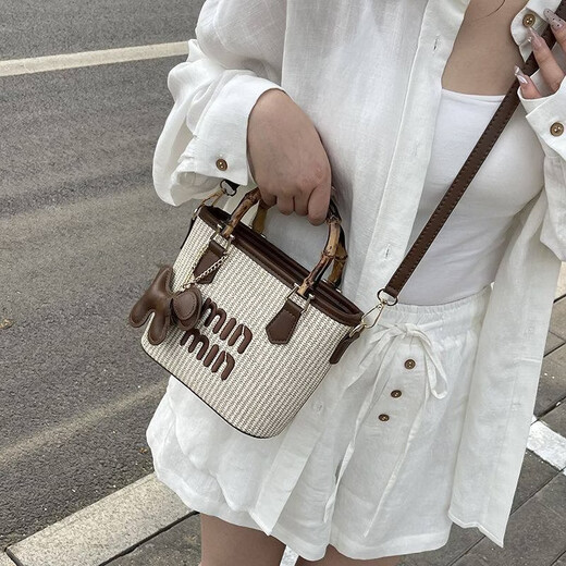 Woodpecker (TUCANO) niche versatile crossbody bag new fashion woven high-value shoulder bag commuting out portable bucket bag white with brown belt leather puppy pendant