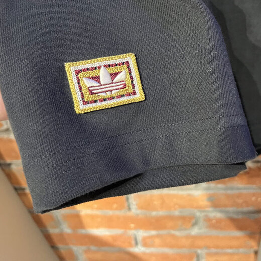 Мужская и женская футболка Adidas с короткими рукавами, весна 2026, новая спортивная одежда, удобная, дышащая, повседневная, модная, мужская с круглым вырезом и половиной рукавов KT0714, черный/чистый хлопок/год лошади, ограниченный выпуск XL/185/104A