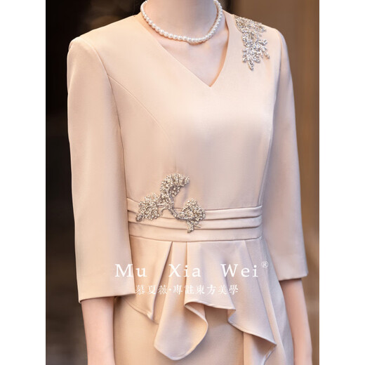 Champagne color grandma's wedding banquet outfit 2025 new mother's dress high-end noble young two-piece set with shawl V-neck haute couture mother's outfit elegant + dark glitter pink gauze scarf M 80-90Jin Jin is equal to 0.5 kg