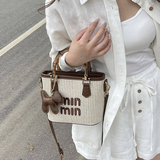 Woodpecker (TUCANO) niche versatile crossbody bag new fashion woven high-value shoulder bag commuting out portable bucket bag white with brown belt leather puppy pendant