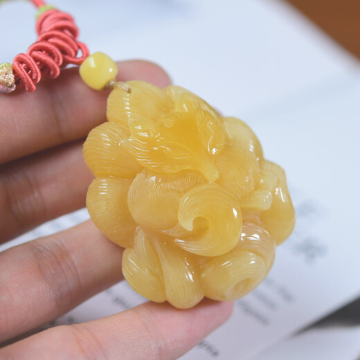 Wenying natural raw ore Russian amber beeswax pendant nine-tailed fox master carved Seiko women's model one object one picture one certificate