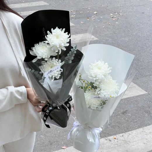 Fresh flower gift for Tomb Sweeping Day, single yellow and white chrysanthemum, real flowers, express delivery within the city and nationwide, tomb sweeping, ancestor worship, and offering flowers. Price for 1 bouquet. Single small chrysanthemum bouquet - minimum delivery of 10 bouquets.
