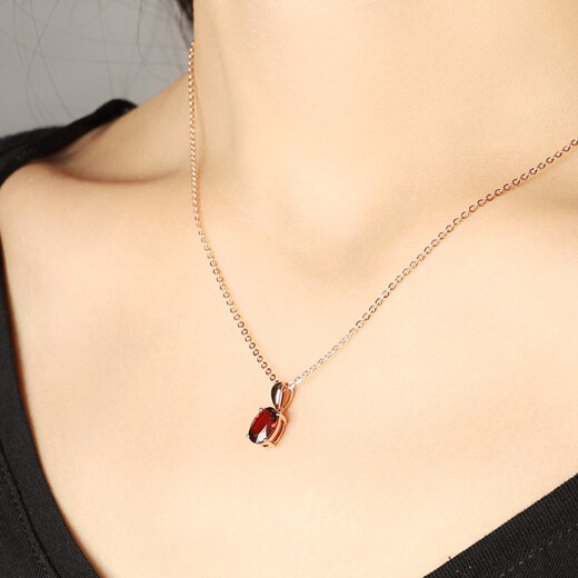 Laomiao 18K gold pendant red garnet colored treasure as a Chinese Valentine's Day gift for my girlfriend's mother (not including necklace), about 0.8g