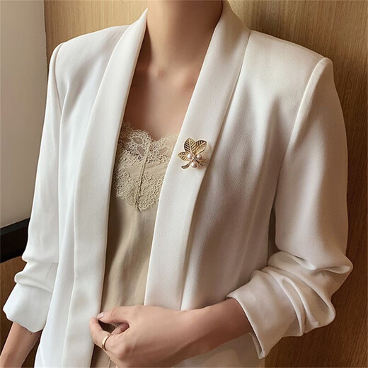 Dingjing brooch for women, high-end simple corsage, silk scarf, anti-exposure buckle, suit collar, brooch set, gift box, birthday gift, camellia brooch set box TW129