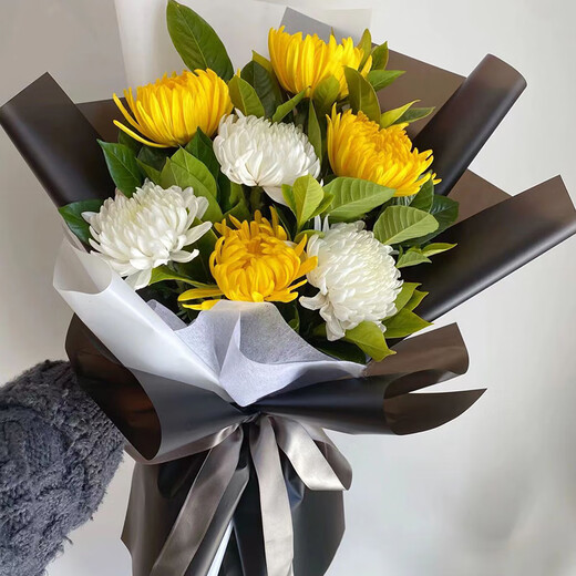 Huayiwan Tomb-Sweeping Festival chrysanthemum flowers are delivered in the same city and sacrificial bouquets are delivered to flower shops in the same city across the country. 7 yellow and white chrysanthemums are mixed and matched-recommended. Flowers are delivered to your door in the same city and the estimated delivery time is displayed. Just leave a message and receive the flowers.