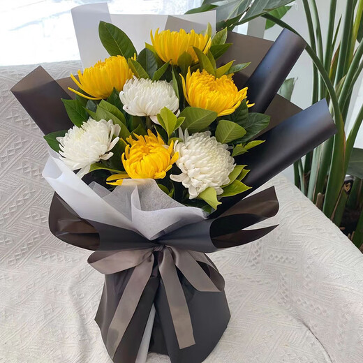 Huayiwan Tomb-Sweeping Festival chrysanthemum flowers are delivered in the same city and sacrificial bouquets are delivered to flower shops in the same city across the country. 7 yellow and white chrysanthemums are mixed and matched-recommended. Flowers are delivered to your door in the same city and the estimated delivery time is displayed. Just leave a message and receive the flowers.