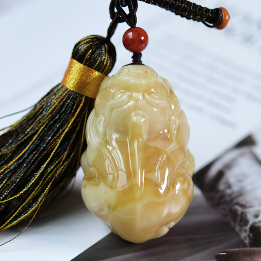 Xuan Xia with certificate of natural raw ore Russian amber beeswax Pixiu pendant pendant for men and women gift collection grade orphan master carved beeswax Pixiu handle 27 grams