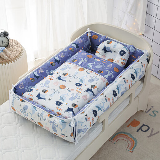 Gudong Bear crib mid-bed bed soothing artifact multi-functional newborn portable baby play bed detachable mobile bionic Animal World with quilt (set of four)