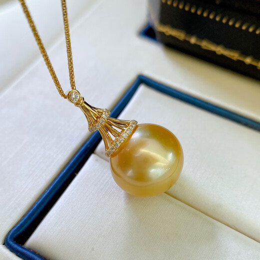 Shengbei 13-14mm South Sea gold bead pendant, nearly perfectly round, strong light and slightly blemished, 18K inlaid with diamonds, a gift for your lover, with a silver chain.