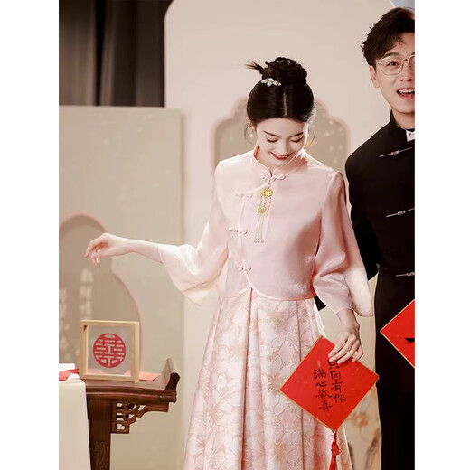 La nouvelle robe de fiançailles chinoise de Maxbeth pour les vêtements de toast Pink Cheongsam Pink's Pink pour les mariées avec une petite porte arrière pour hommes et une robe à manches longues pour les petites hommes (Jin Jin [Jin est égal à 0,5 kg]))