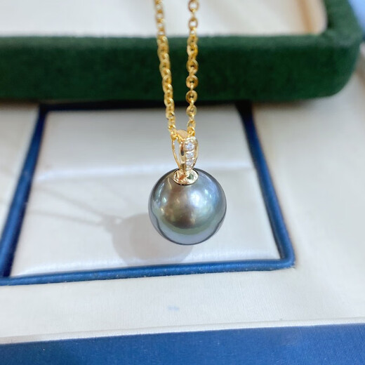 Yue Fei 10-11mm Tahitian black pearl pendant, 18K inlaid with diamonds, perfectly round and bright with slight imperfections, gift to lover and mother, with silver chain and certificate
